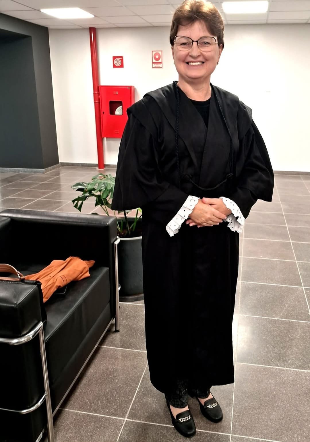 Mara de toga no saguão do fórum