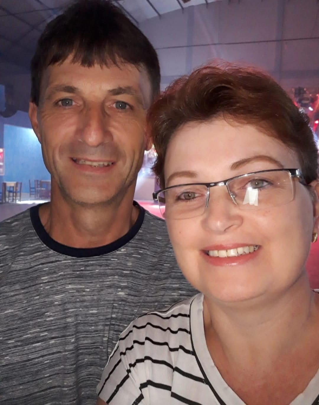 Mara e João em um baile