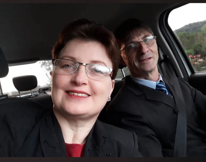 Mara e João a caminho de um compromisso