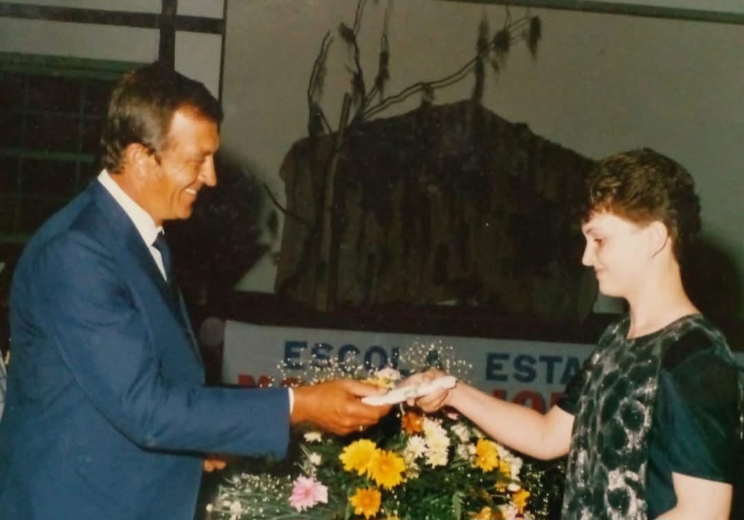 Hilário entrega o diploma