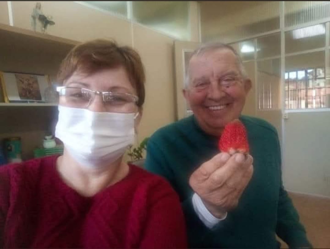 Mara e Hilário com um morango