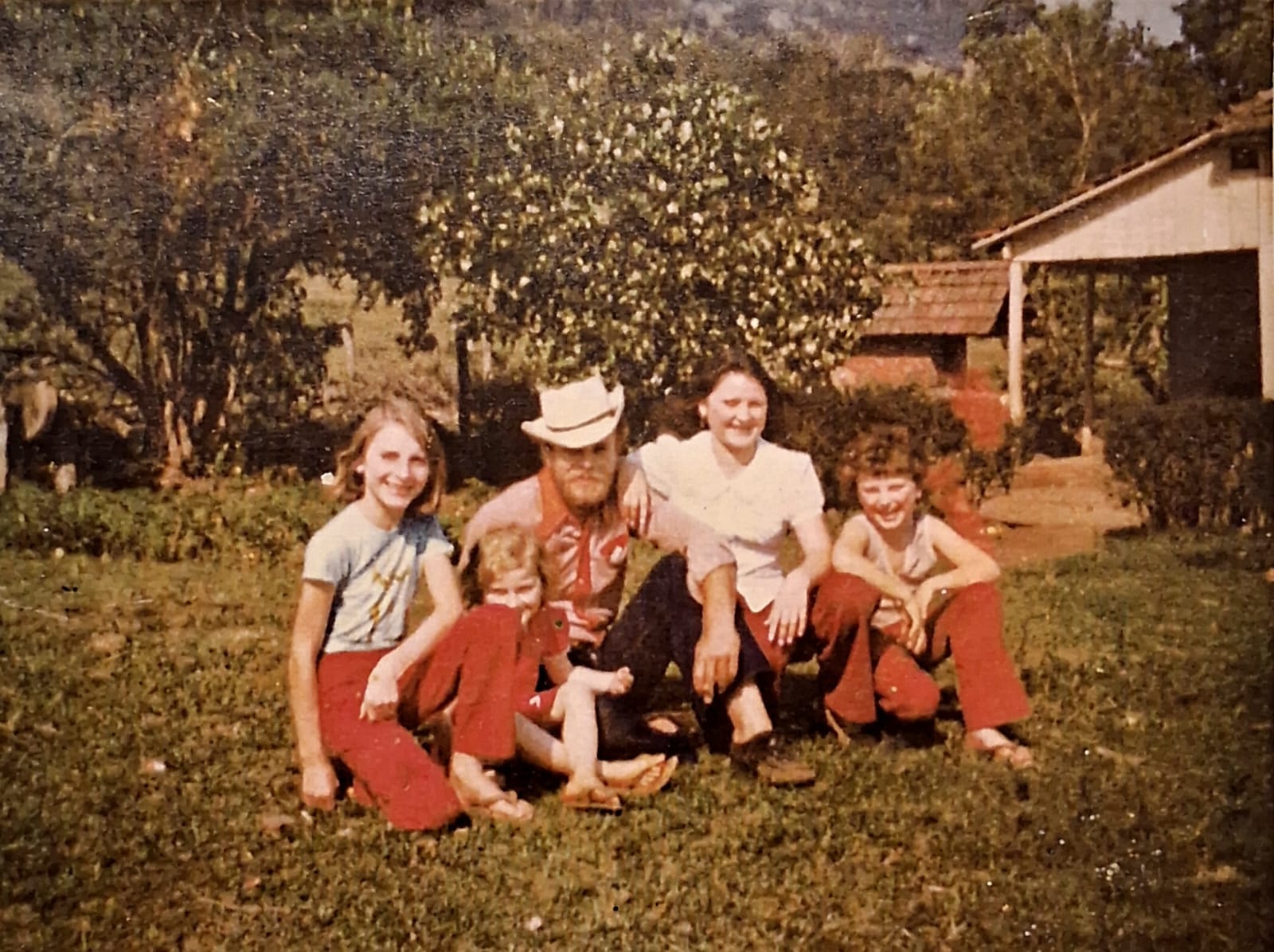Mara criança com os pais e as irmãs